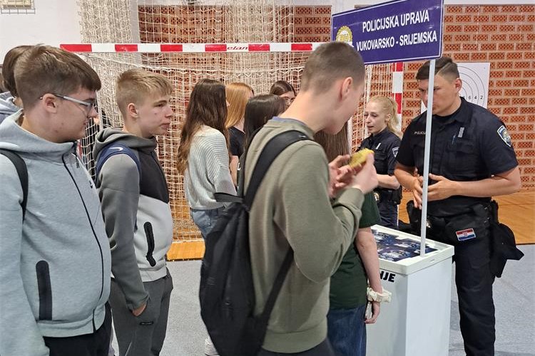 Slika /PU_VS/kampanja - postani policajac - policajka/Dan otvorenih vrata srednjih škola Vinkovci 16-5-2025/20250516_115049.jpg